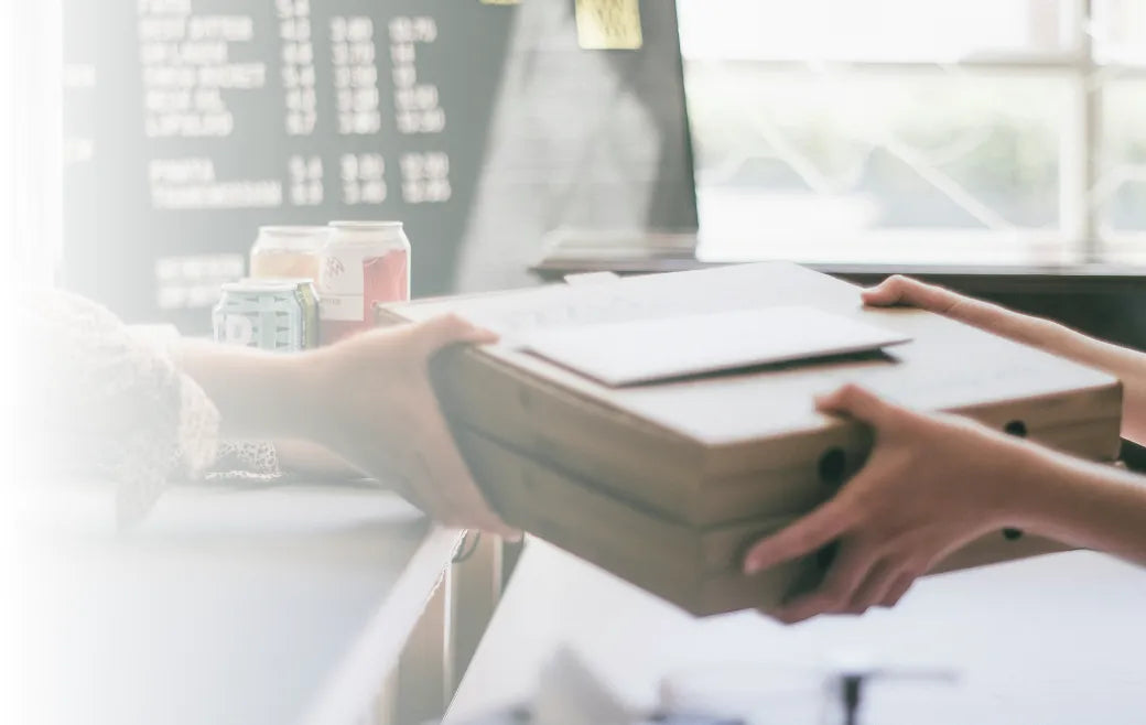 LTV：荷物を持つ配達員のイメージ