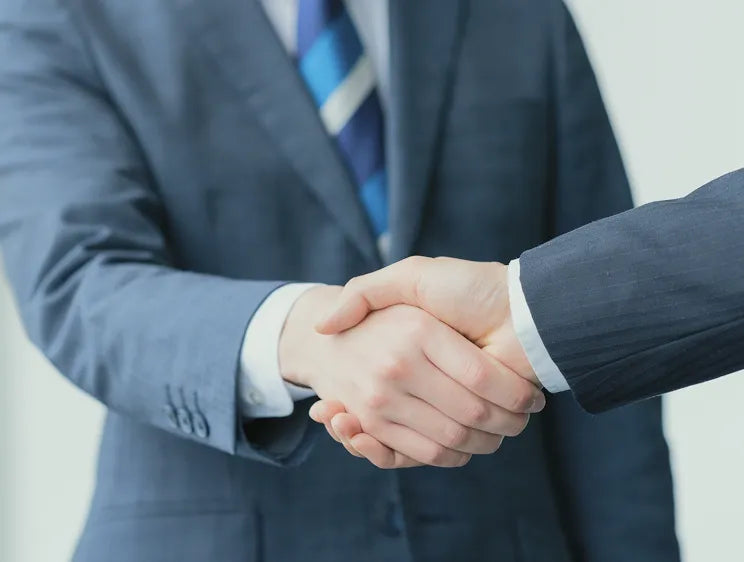 取引継続率92%：握手のイメージ