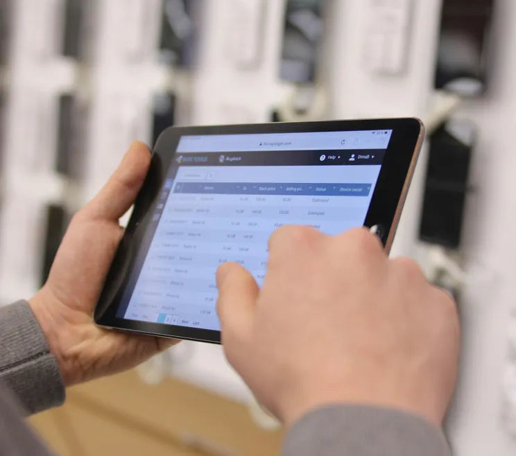 レンタル・シェアリング：タブレットを持つ人物のイメージ